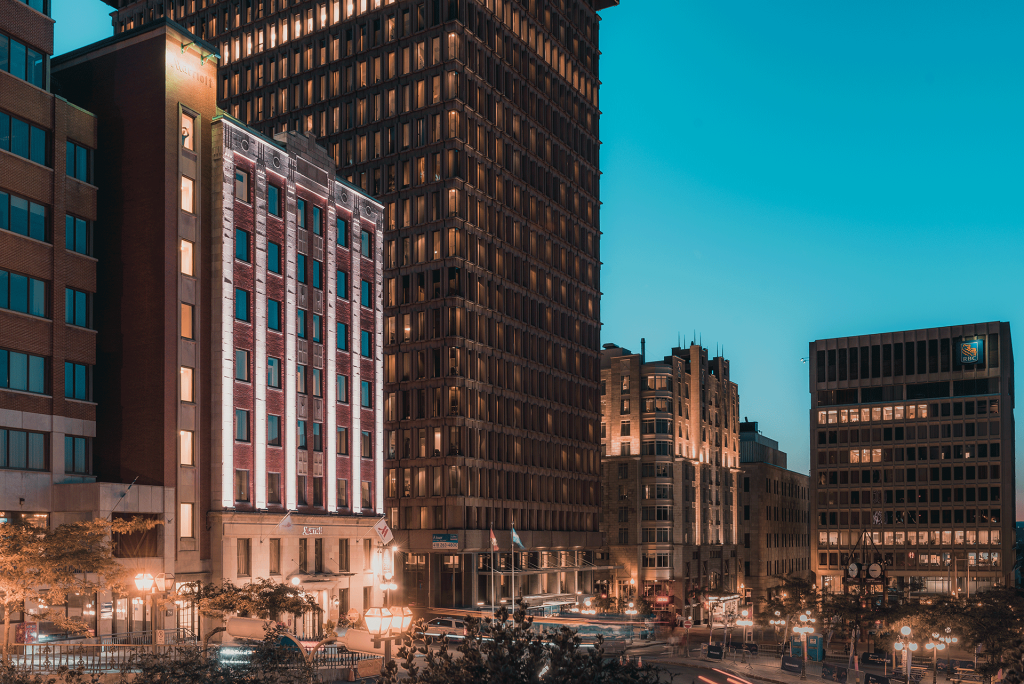 Éclairage de la façade extérieure de l'Hôtel Marriott de Québec