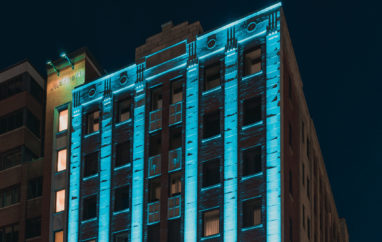 Éclairage de la façade extérieure de l'Hôtel Marriott de Québec