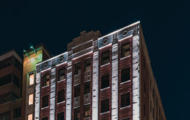 Éclairage de la façade extérieure de l'Hôtel Marriott de Québece la façade extérieure de l'Hôtel Marriott de Québec