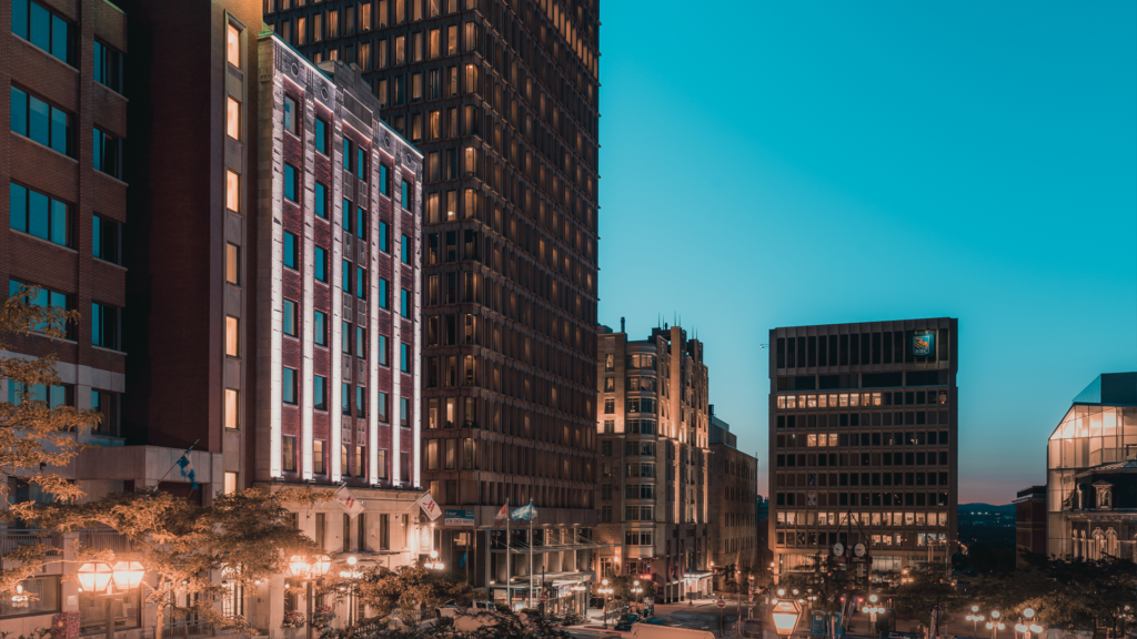 Éclairage de la façade extérieure de l'Hôtel Marriott de Québec