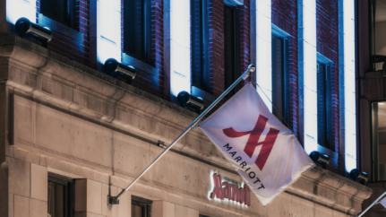 Éclairage de la façade extérieure de l'Hôtel Marriott de Québec