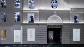 XYZ-Technologies_Christian-Dior-Designer-of dreams-exhibition-entrance