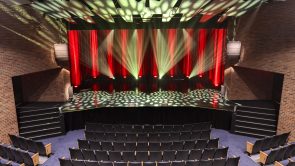 XYZ-Technologies_theatre-du-Cuivre-View-from-the-theater-balcony-immersive-lighting-in-red-and-yellow-tones