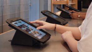 XYZ-Technologies_SANAAQ_Close-up-on-Two-women-using-Ipads