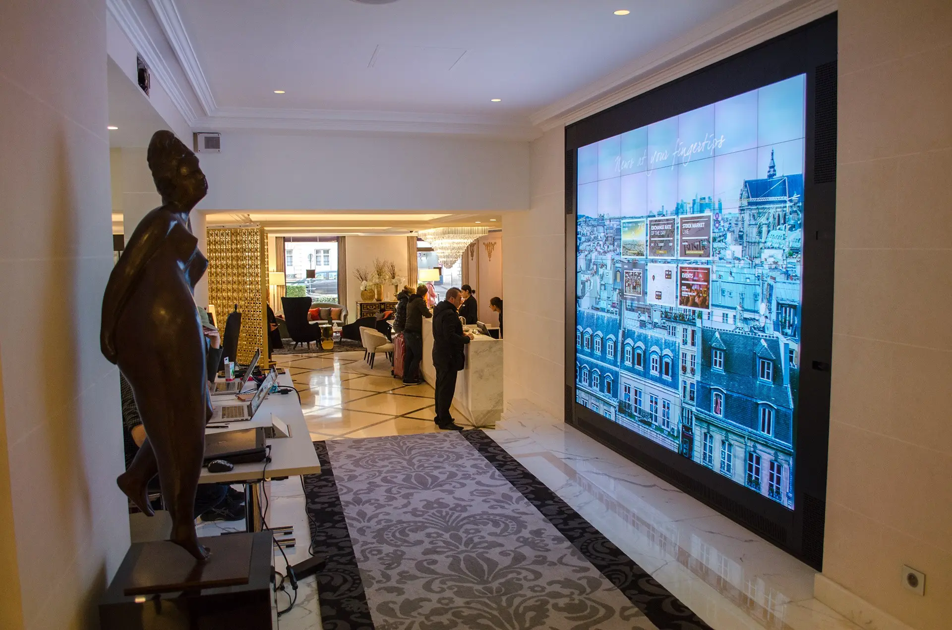 Lobby d'hôtel avec affichage dynamique et installation audiovisuelle d'accueil
