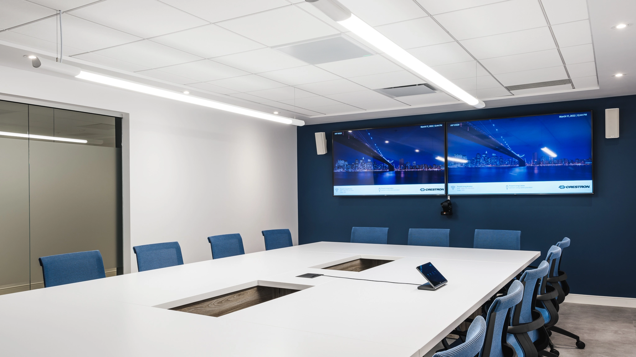 Salle de conférence moderne équipée d'un système audiovisuel professionnel complet