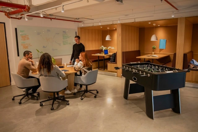 Zone travail avec jeu de babyfoot dans un espace collaboratif de travail
