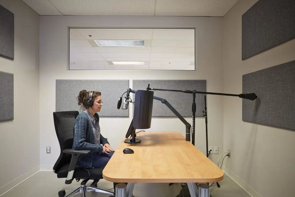 Femme dans une salle fermée avec installations audiovisuelles