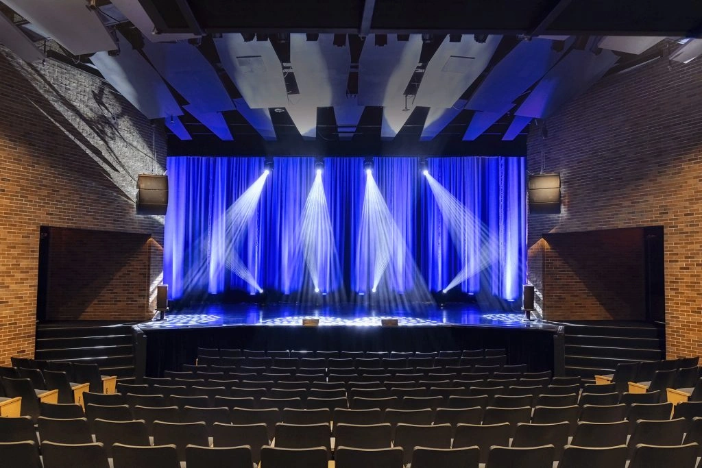 Intégration d’un système audio D&B dans le Théâtre du Cuivre, avec enceintes suspendues et amplificateur intégrés