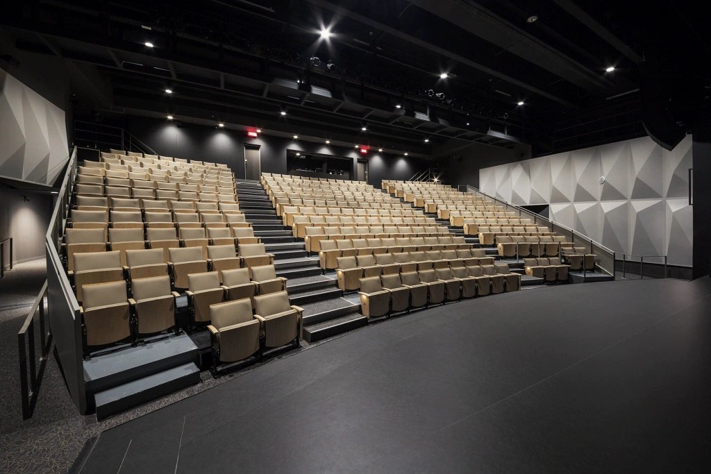 Salle de spectacle avec mur insonorisé avec gradins et spot lumineux