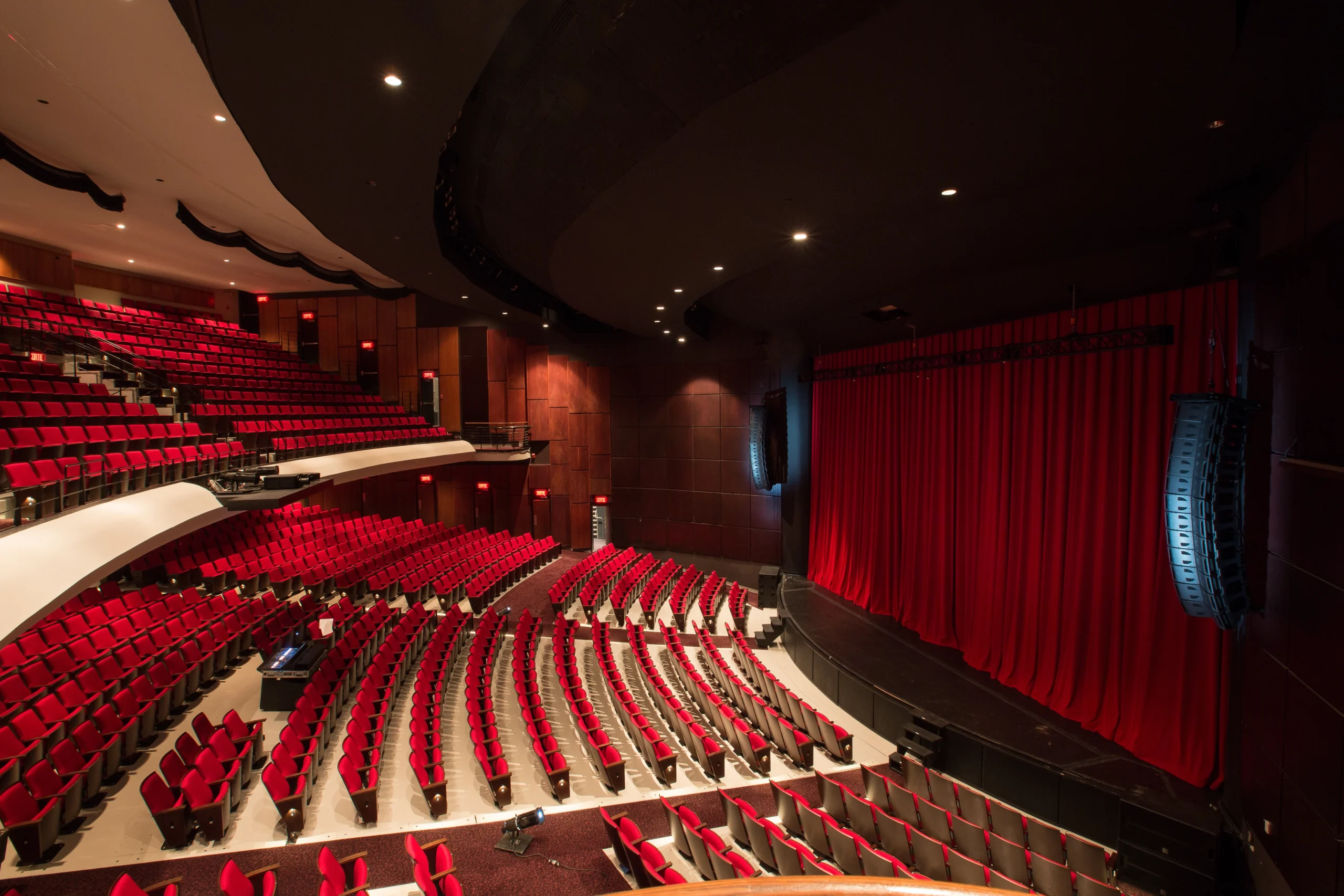 Salle de spectacle classique avec sièges et rideaux rouges