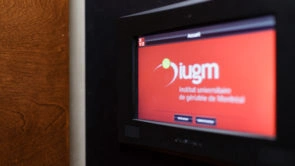 Système de contrôle audiovisuel fixé au mur