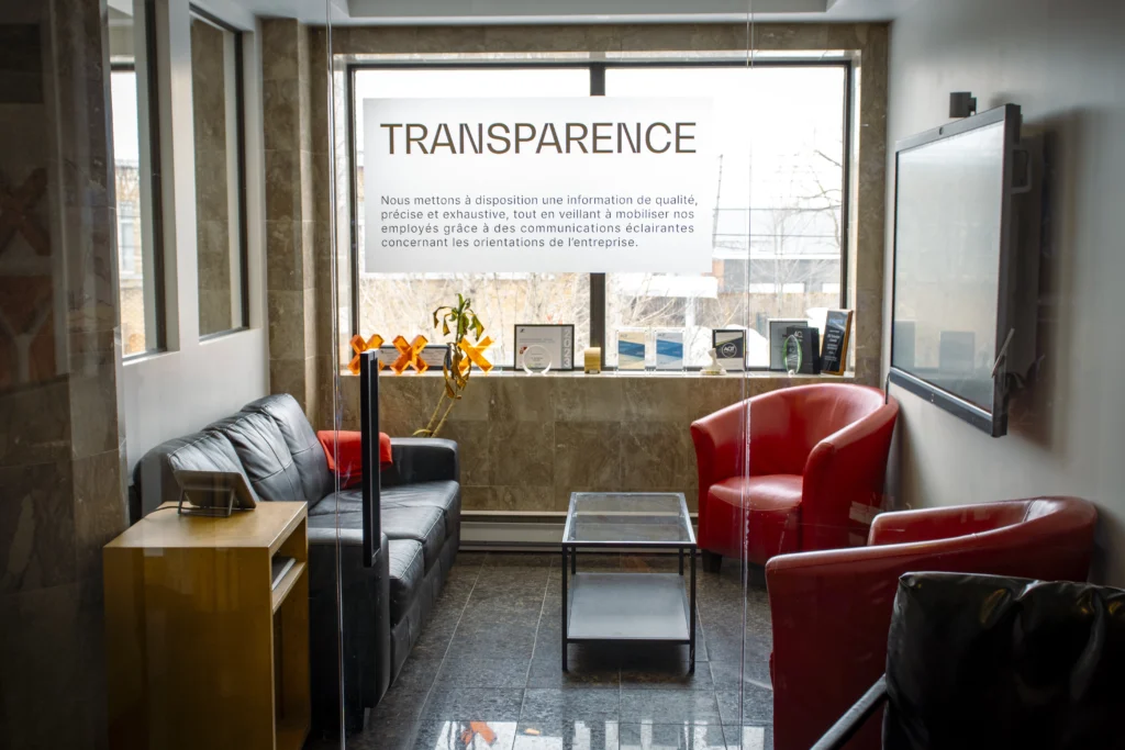 Espace collaboratif de coworking avec équipements audiovisuels intégrés