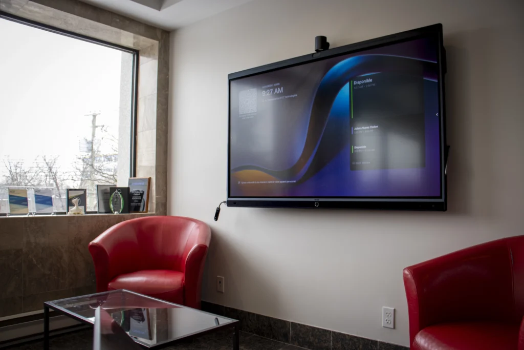 Salle de réunion coworking équipée d'écran interactif et système de visioconférence