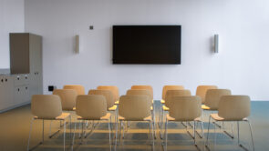 XYZ-Technologies_modern-event-hall-with-screen-and-professional-sound-system